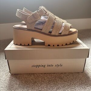 NWB Sweet life “Leslie” chunky natural colored sandals women’s size 8